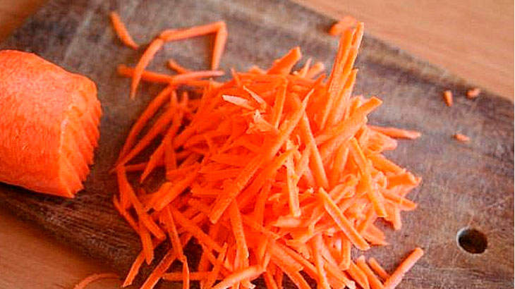 Свежая морковь натертая для супа 