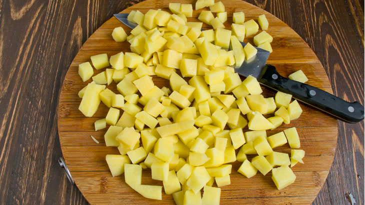 Свежий картофель кубиками для супа 