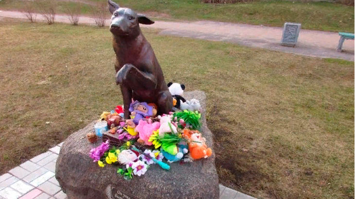 Памятник убитой собак в городе Новая Ладога